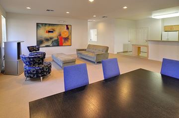 Grass Valley apartment for rent - A living room with a brown table and blue chairs.