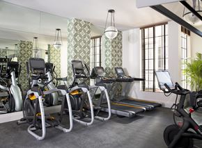 San Francisco apartment for rent - A row of treadmills and exercise bikes are lined up in a gym.