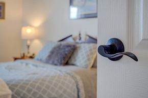 Dartmouth apartment for rent - A bedroom with a bed and a lamp.