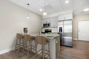 Eastberlin apartment for rent - A kitchen with a refrigerator, microwave, oven, and sink.