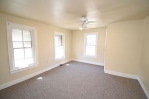 Wrightsville apartment for rent - A room with a carpeted floor and a ceiling fan.