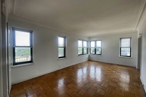 Detroit apartment for rent - Empty room with wooden flooring and windows.