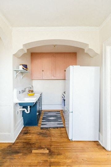 Detroit apartment for rent - A kitchen with a sink and a refrigerator.