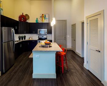 Fully equipped eat-in kitchen