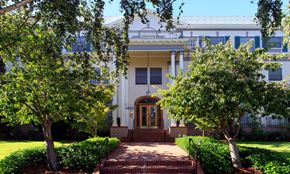 Burlingame apartment for rent - Main Entrance to Vintage Building