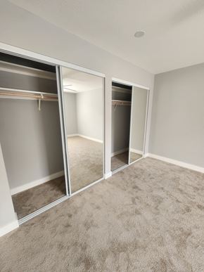 Santa Clara apartment for rent - an empty bedroom with mirrored closet doors and carpet