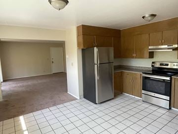 Sunnyvale townhouse for rent - A kitchen with a refrigerator, oven, and sink.