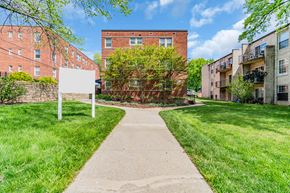 Washington apartment for rent - the preserve at ballantyne commons apartments walking path and grass
