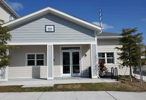 Bradenton apartment for rent - A small building with the number 906 on the front.