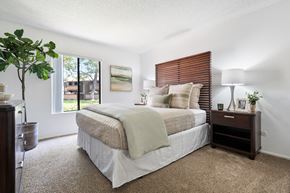 Westminster apartment for rent - a bedroom with a bed and a window