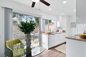 Westminster apartment for rent - a kitchen and dining room with a glass table