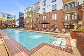 Houston apartment for rent - 2125 Yale Swimming Pool and Outdoor Lounge Houston TX - Apartment in the Heights