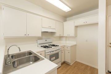 Los Angeles apartment for rent - the preserve at ballantyne commons apartment kitchen