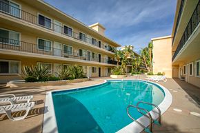Northridge apartment for rent - Apartment Building in Northridge Pool