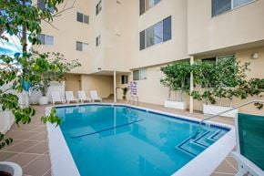 Beverly Hills apartment for rent - the swimming pool at our hotel