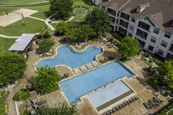 Pool, volleyball and putting green