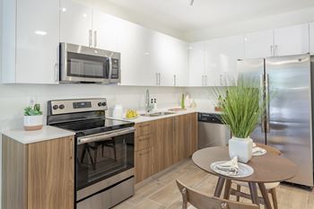 Sleek, modern kitchens with white quartz countertops