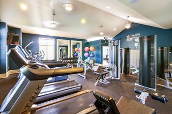 24-Hr state-of-the-art fitness center