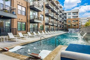 2 Sparking pools with lounge areas