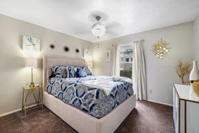 Houston apartment for rent - a bedroom with a bed and a window