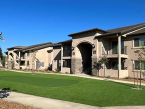 Fresno apartment for rent - Courtyard with Buildings and Landscaping