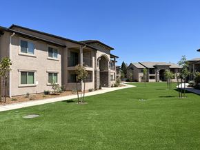 Fresno apartment for rent - Courtyard with Buildings and Landscaping