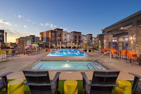 Glendale apartment for rent - Hangar swimming pool