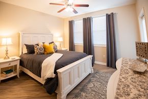 Temecula apartment for rent - A bedroom with a large bed and a ceiling fan.