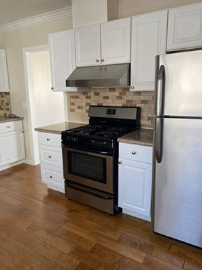 Hermosa Beach apartment for rent - kitchen with appliances and tile backsplash