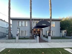 Hollywood apartment for rent - a street view if 7510 Hollywood Apartments