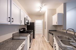 Bossier City apartment for rent - Kitchen with granite counter tops and stainless appliances