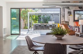 Phoenix apartment for rent - A modern dining room with a table and chairs.
