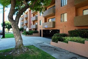 Los Angeles apartment for rent - Enclosed Courtyard at 3745 Glendon Avenue, California