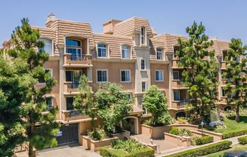 Los Angeles apartment for rent - A large, multi-story residential building with a balcony on the second floor.