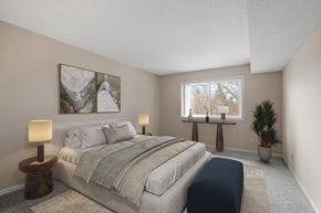 Plymouth apartment for rent - a bedroom with a bed and a window