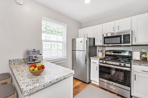 Richmond apartment for rent - Fully Equipped Kitchen With Modern Appliances at Staples Mill Townhomes, Richmond, 23228