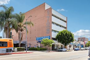 Los Angeles apartment for rent - A building with the number 11725 on it.