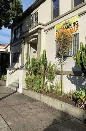 Los Angeles apartment for rent - A house with a sign that says "No Leasing".
