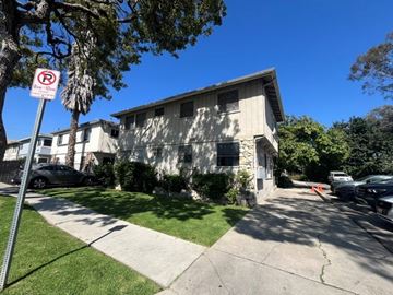 Los Angeles apartment for rent - A no parking sign is in front of a building.