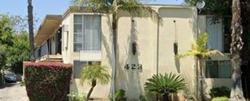 Los Angeles apartment for rent - A house numbered 423 is surrounded by green plants.