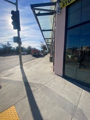 Los Angeles apartment for rent - A traffic light on a pole at a street corner.
