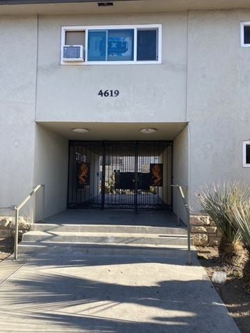 Los Angeles apartment for rent - The image shows the front of a building with the number 4619 on it.