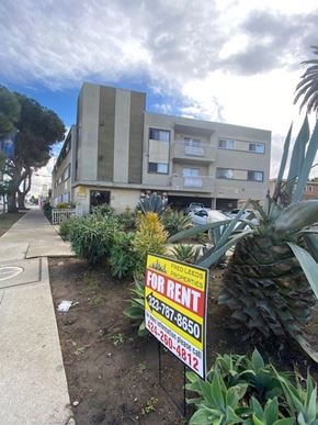 Los Angeles apartment for rent - A building with a sign in front of it that says "FOR RENT".
