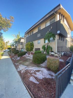 Los Angeles apartment for rent - A building with the number 808 on it.
