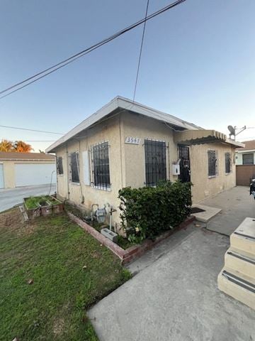 Inglewood apartment for rent - A house with the number 33547 on it.