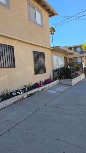 San Pedro apartment for rent - A beige building with a black fence and a sign that says "CENTER".