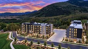 Park City townhouse for rent - A large hotel complex with a parking lot in front of it.