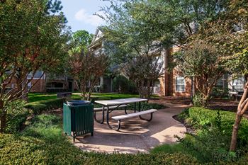 Outdoor kitchen / barbecue area