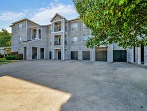 Dallas apartment for rent - Garages and covered parking at Greysons Gate Apartments, Dallas 75287