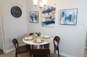 Suffolk apartment for rent - 2 bedroom decorated model dining area